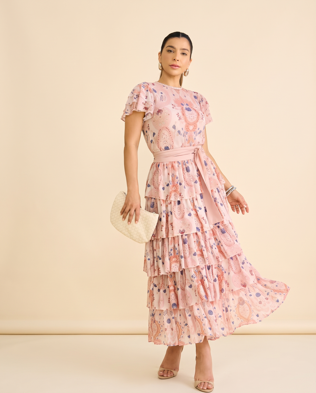 Modelo vestindo Vestido Tule Estampado Babados em Camadas