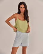 Modelo vestindo Shorts Luma Azul Claro