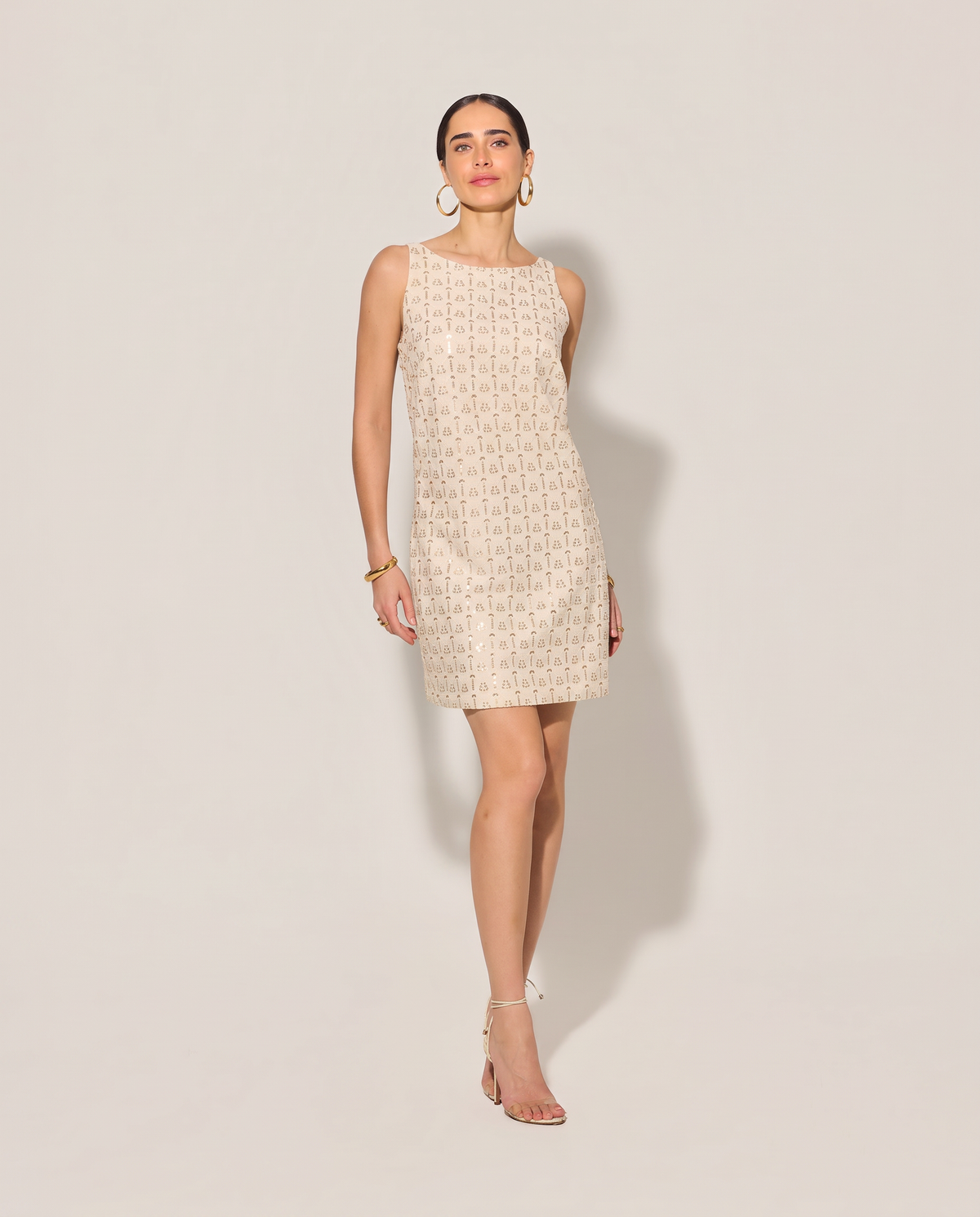 Modelo vestindo Vestido Linho Pâmela Cru