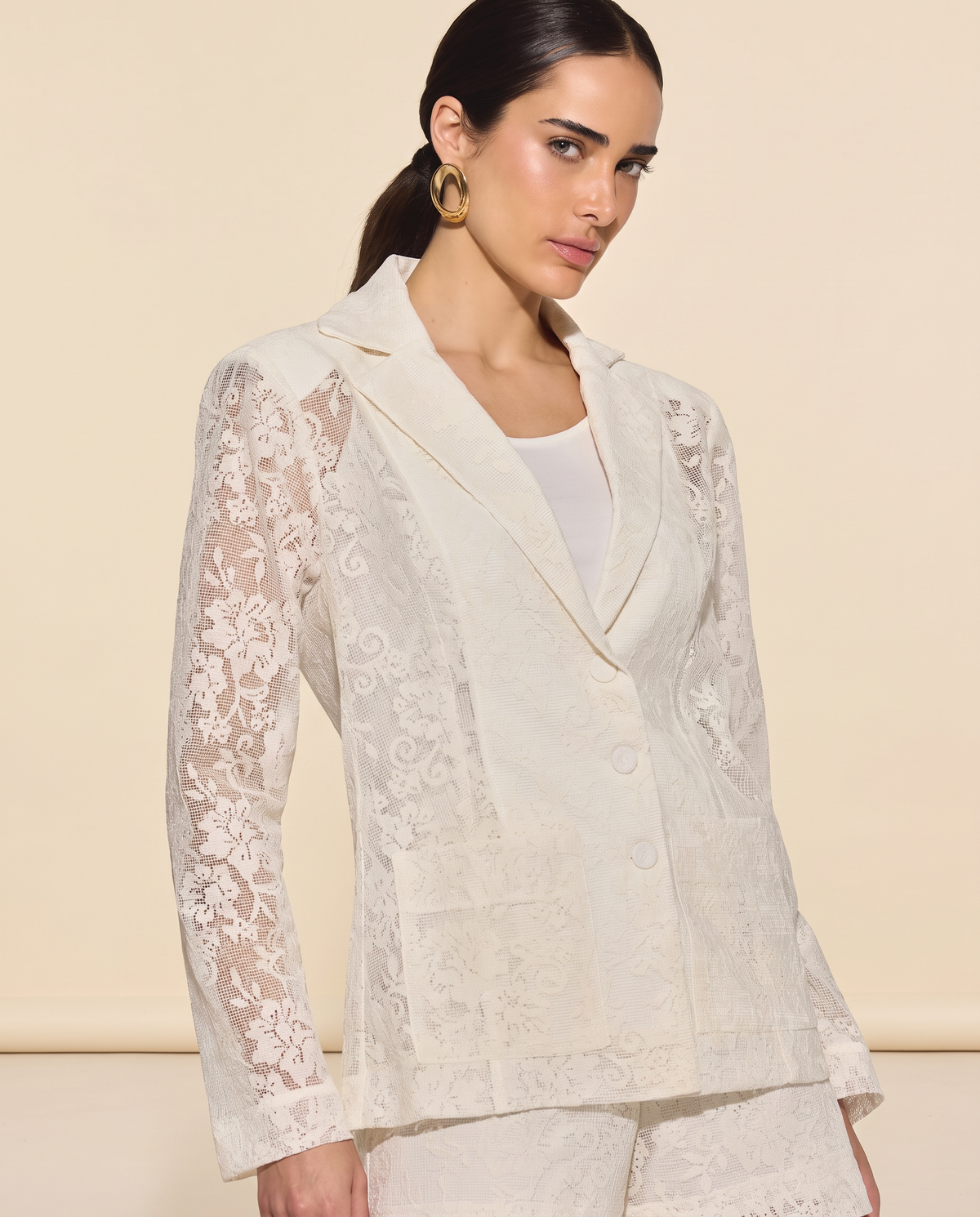 Modelo vestindo Blazer Renda Bárbara Off White
