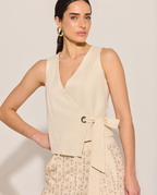 Modelo vestindo Blusa Linho Josiane Cru