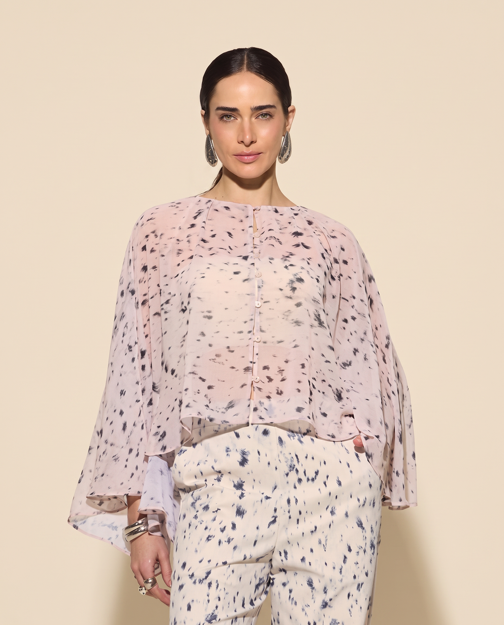 Modelo vestindo Blusa Chiffon Olívia Estampada