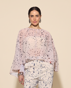 Modelo vestindo Blusa Chiffon Olívia Estampada
