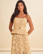 Modelo vestindo Corset de Renda Gold