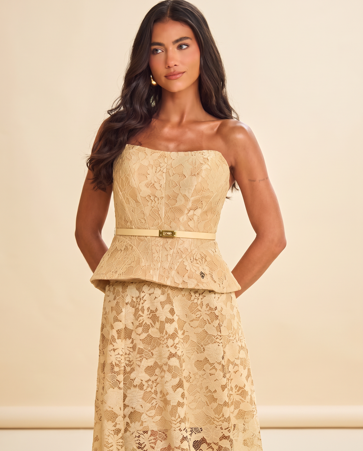 Modelo vestindo Corset de Renda Gold