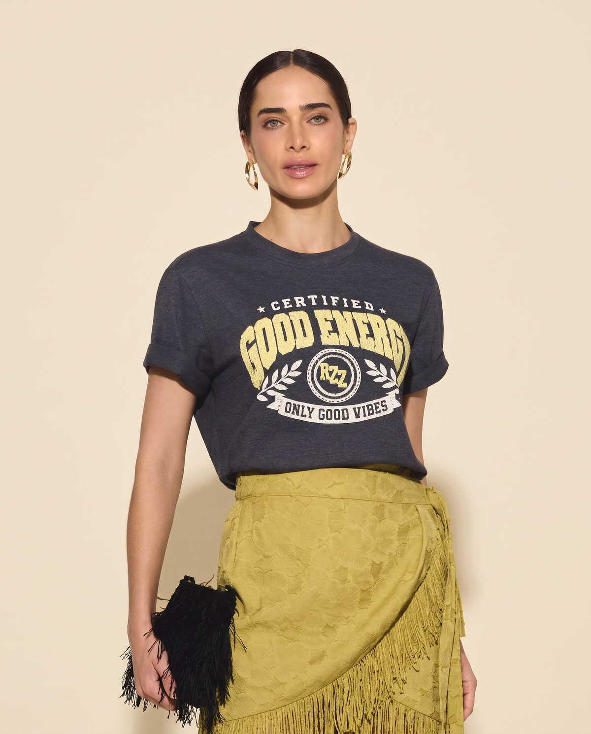 Modelo vestindo T-Shirt Malha Catarina Mescla Escura