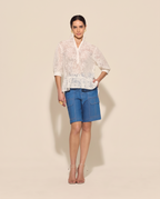 Modelo vestindo Bermuda Jeans Andreia