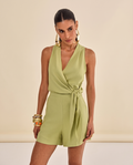 Modelo vestindo Blusa Matilde Verde