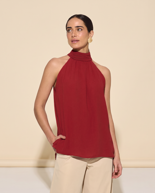 Modelo vestindo Blusa Chiffon Marcela Vermelha