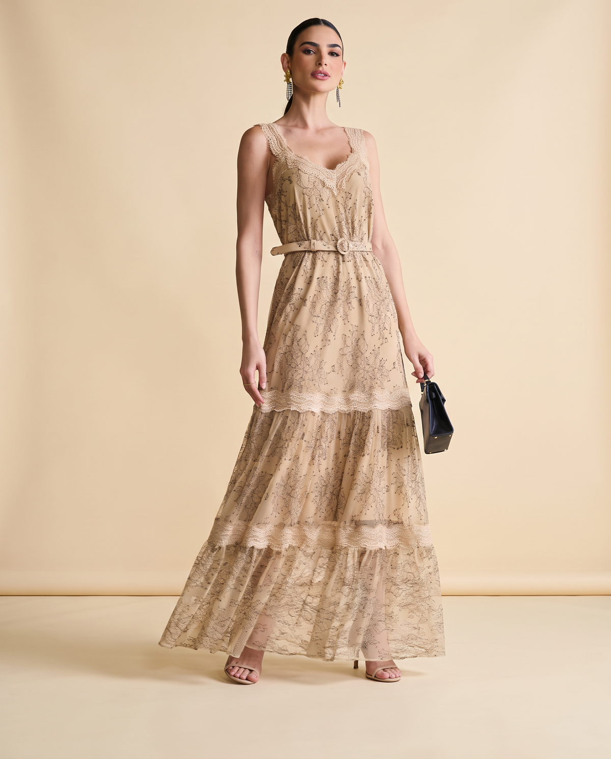 Modelo vestindo Vestido Renda com Entremeio