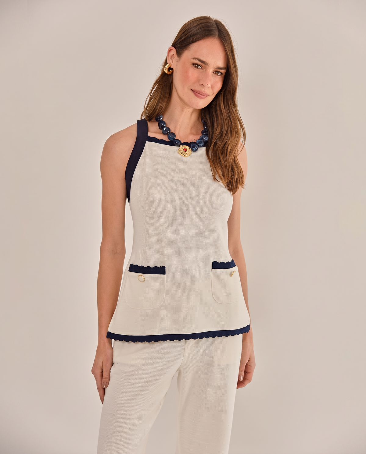 Modelo vestindo Blusa Jardins Off White