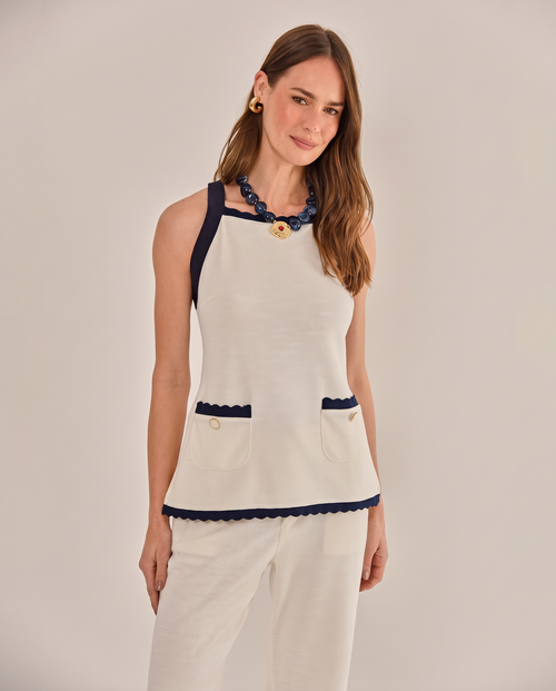 Modelo vestindo Blusa Jardins Off White