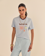Modelo vestindo Camiseta Siena Azul Claro