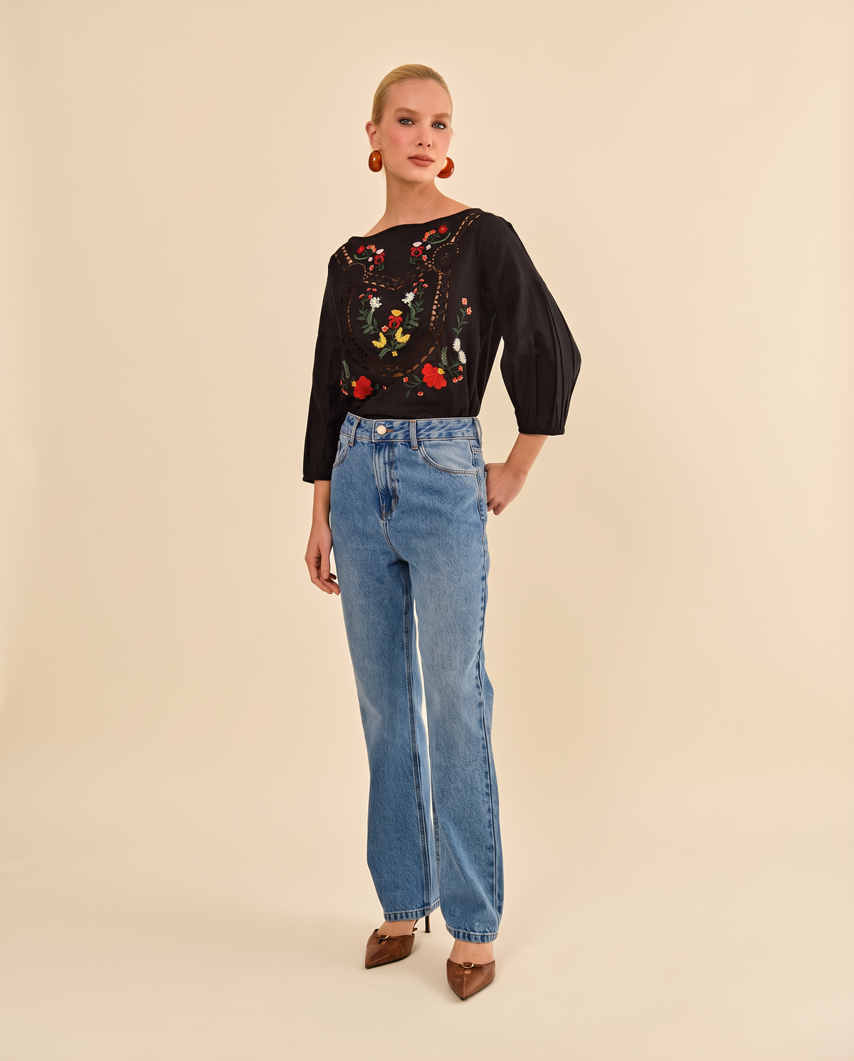 Modelo vestindo Calça Jeans Cruise