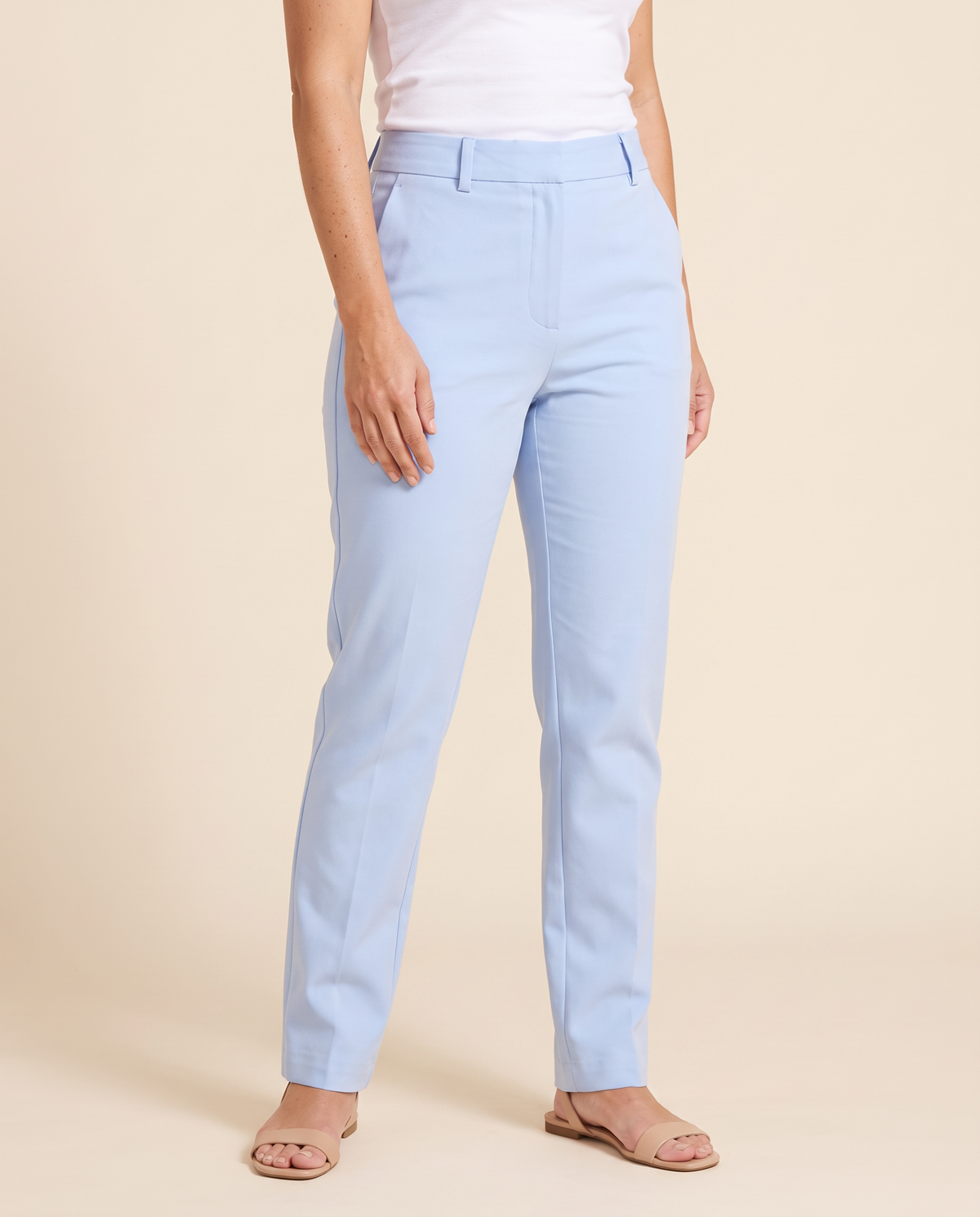 Modelo vestindo Calça Ossinho NC Span Celeste (detalhe)