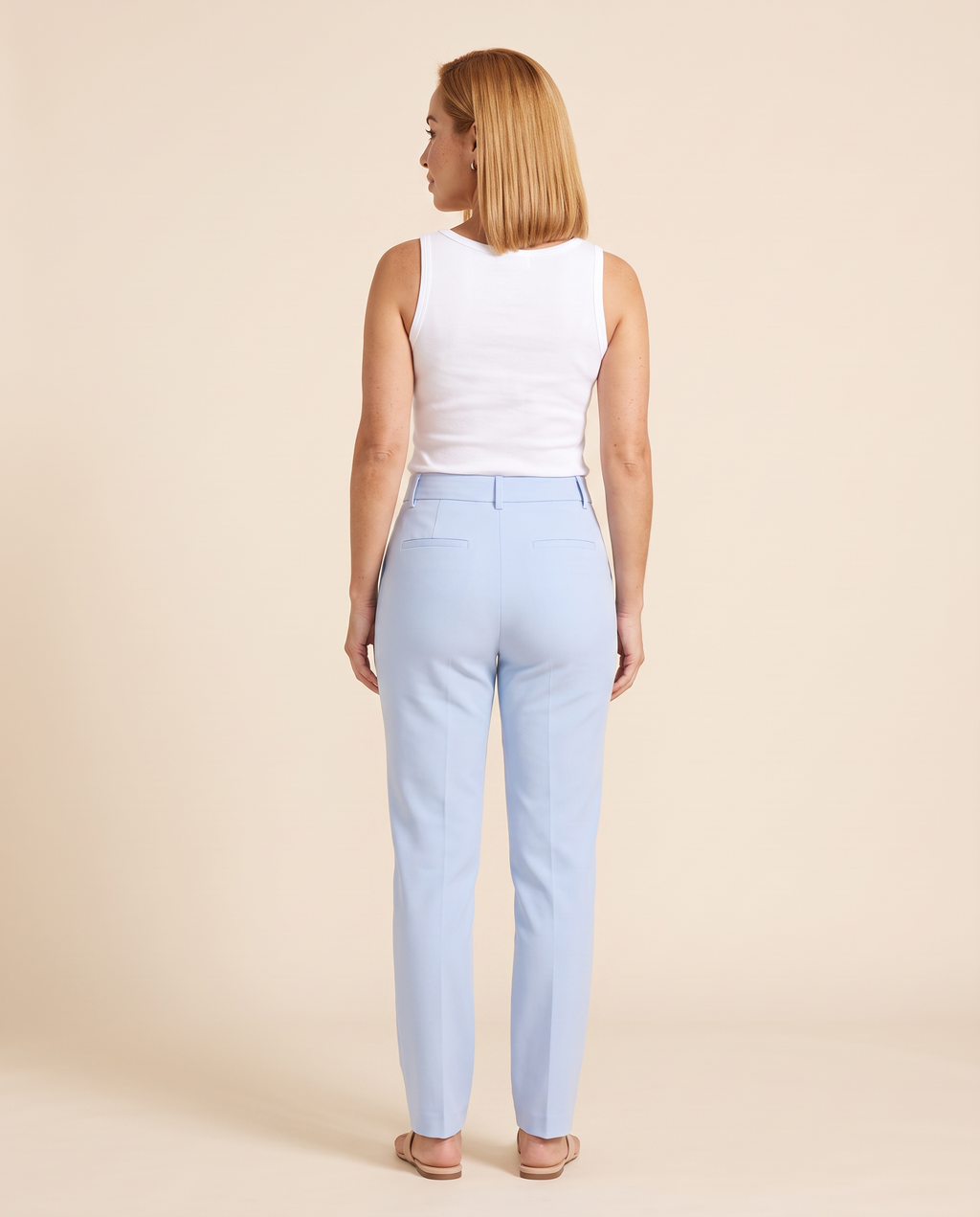 Modelo vestindo Calça Ossinho NC Span Celeste (costas)