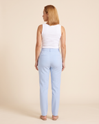 Modelo vestindo Calça Ossinho NC Span Celeste (costas)