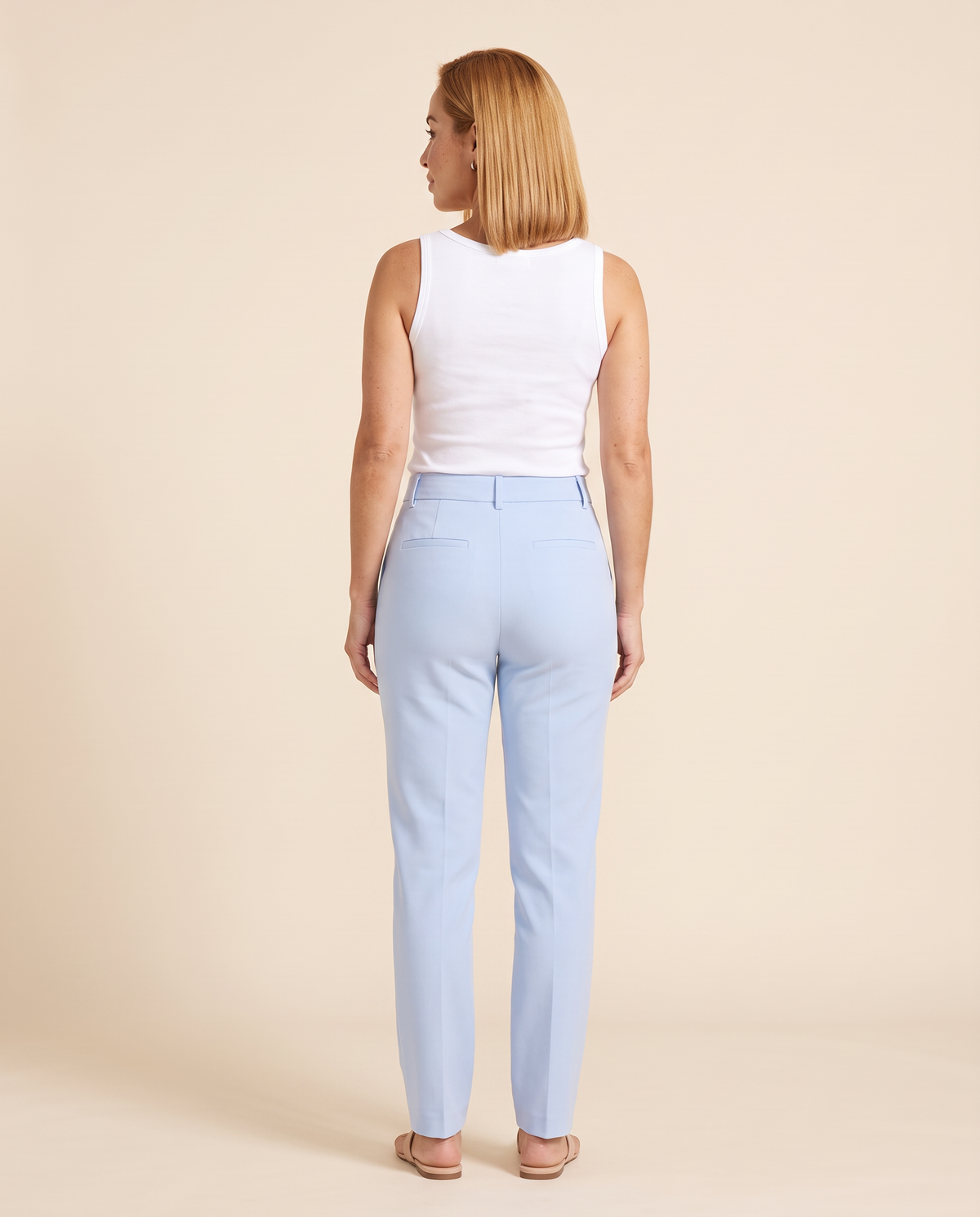 Modelo vestindo Calça Ossinho NC Span Celeste (costas)