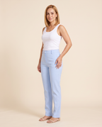Modelo vestindo Calça Ossinho NC Span Celeste (três quartos)