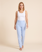 Modelo vestindo Calça Ossinho NC Span Celeste (caminhando)