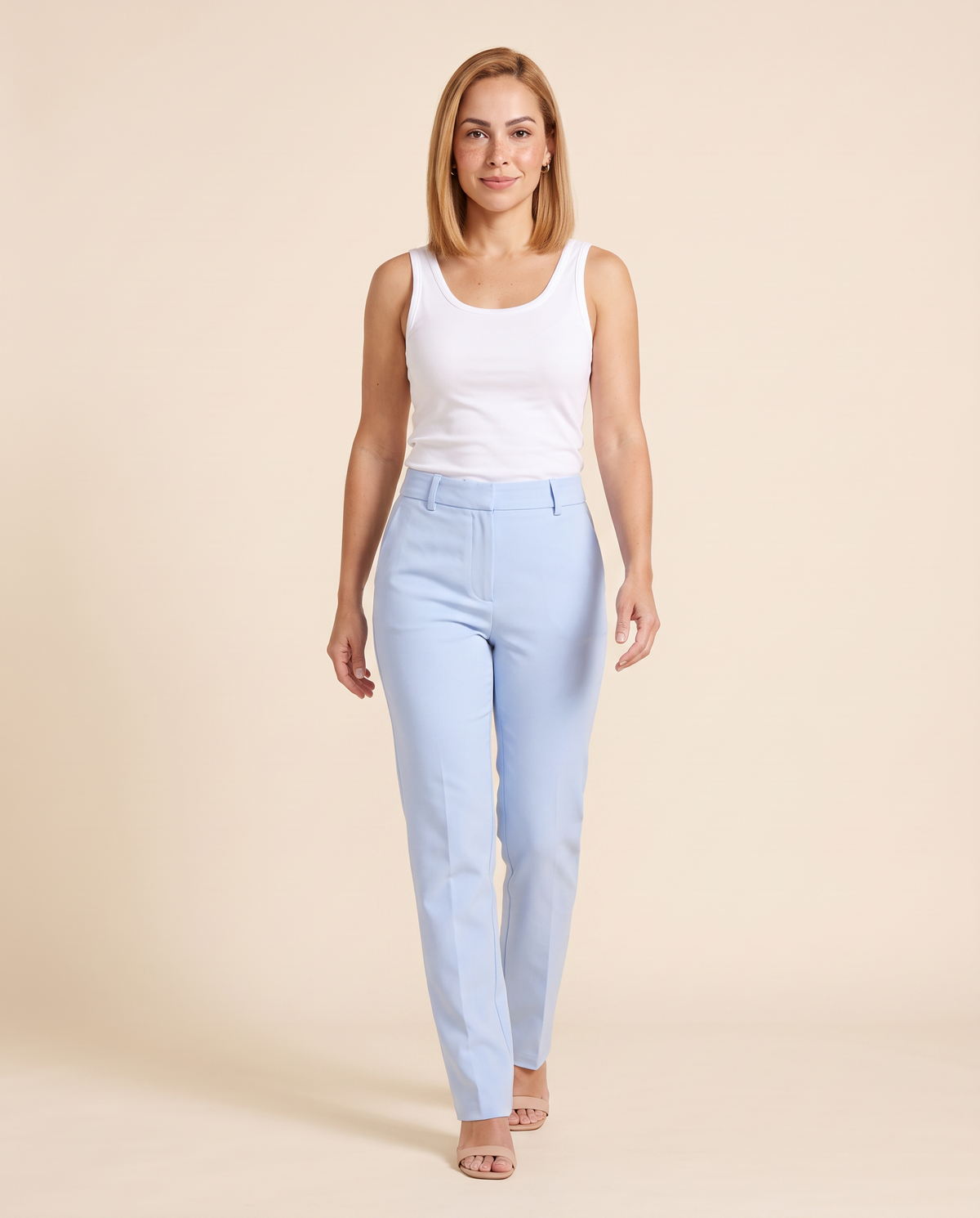 Modelo vestindo Calça Ossinho NC Span Celeste (caminhando)