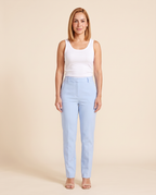 Modelo vestindo Calça Ossinho NC Span Celeste (frente)