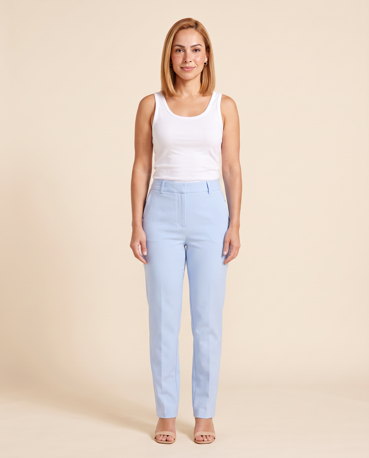 Modelo vestindo Calça Ossinho NC Span Celeste (frente)