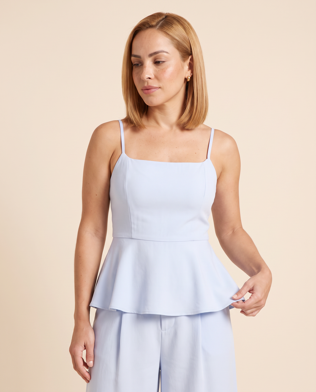 Modelo vestindo Conjunto Blusa e Bermuda Termales Celeste (detalhe)