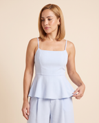 Modelo vestindo Conjunto Blusa e Bermuda Termales Celeste (detalhe)