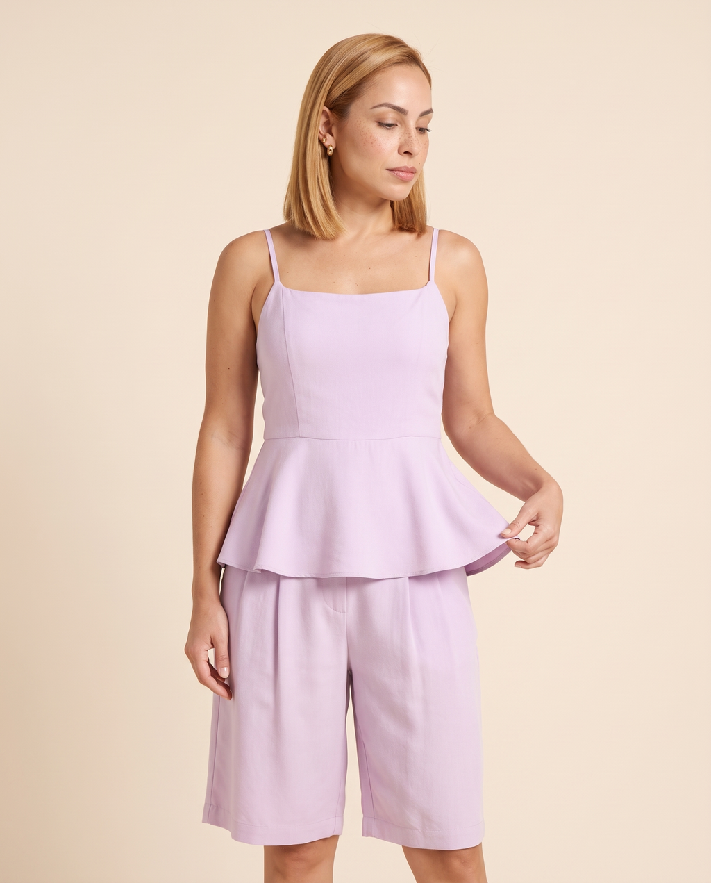Modelo vestindo Conjunto Blusa e Bermuda Termales Lilás (detalhe)