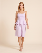 Modelo vestindo Conjunto Blusa e Bermuda Termales Lilás (caminhando)