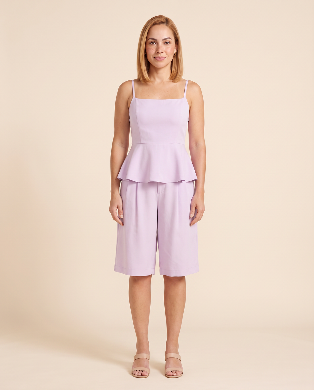 Modelo vestindo Conjunto Blusa e Bermuda Termales Lilás (frente)