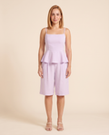 Modelo vestindo Conjunto Blusa e Bermuda Termales Lilás (frente)