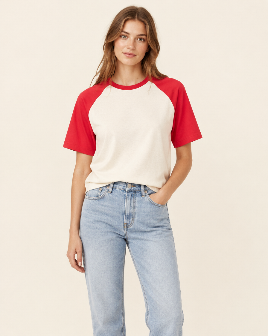 Modelo vestindo Camiseta Raglan Off White e Vermelha, de frente