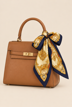 Lenço Essential amarrado na bolsa