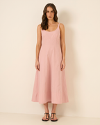 Modelo vestindo Vestido Midi em Techno Blend Blush