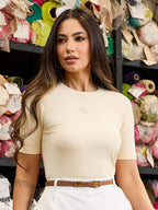 Modelo vestindo Blusa Malha Canelada Manga Curta Manteiga