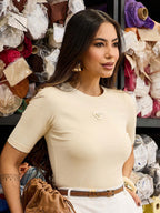 Modelo vestindo Blusa Malha Canelada Manga Curta Manteiga