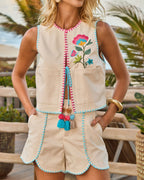 Modelo vestindo Shorts Linho Crochet Bege