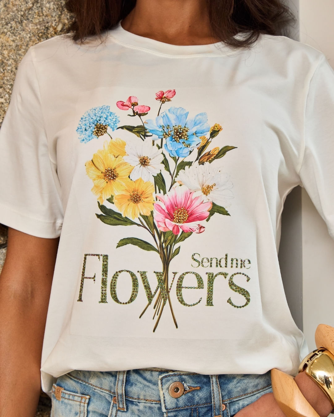 Modelo vestindo T-Shirt Send Me Flowers Off White