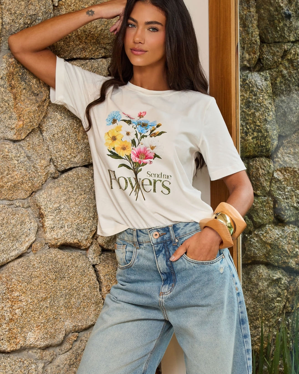Modelo vestindo T-Shirt Send Me Flowers Off White