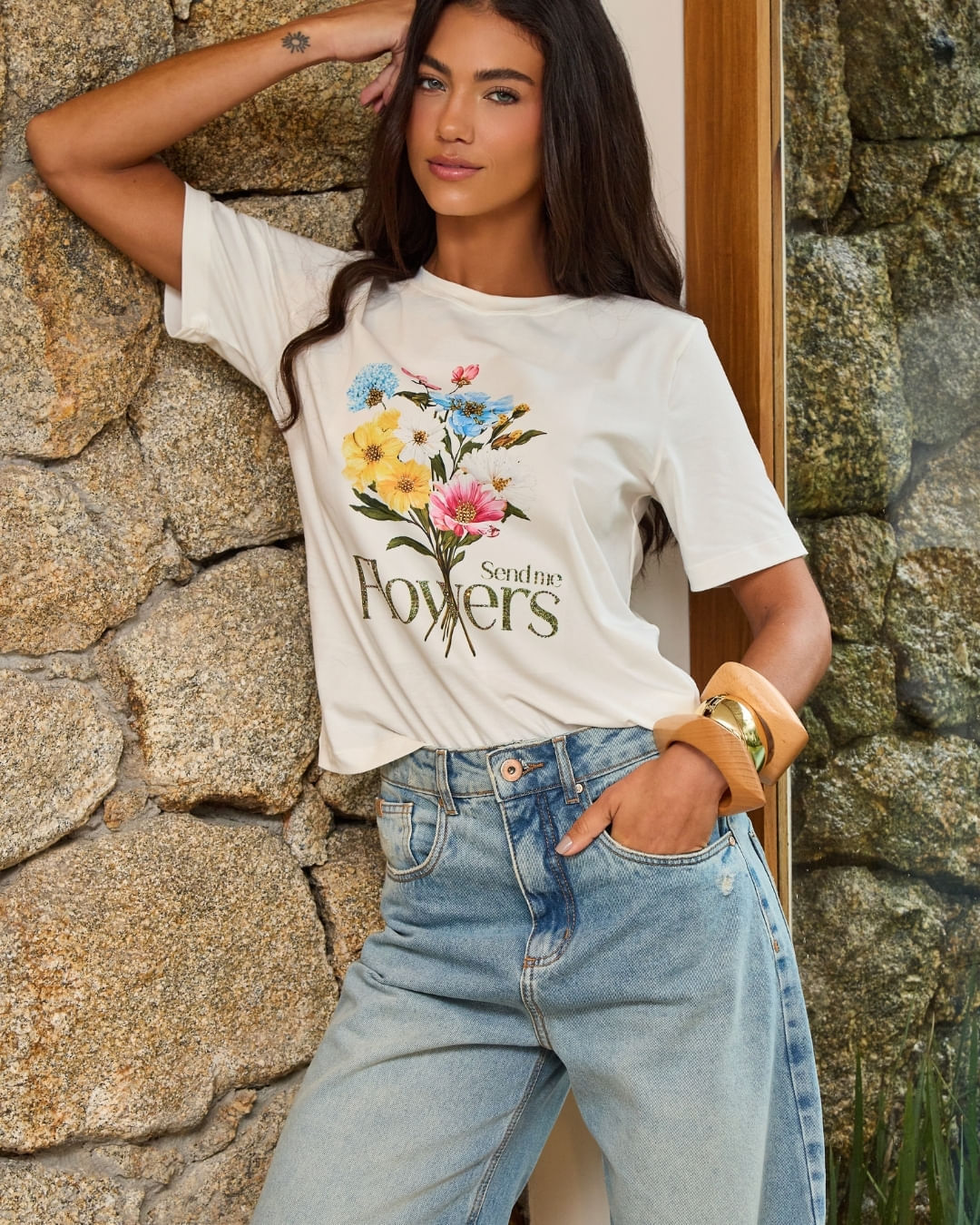 Modelo vestindo T-Shirt Send Me Flowers Off White