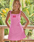 Modelo vestindo Vestido Salopete Sarja Rechilie Rosa Chiclete
